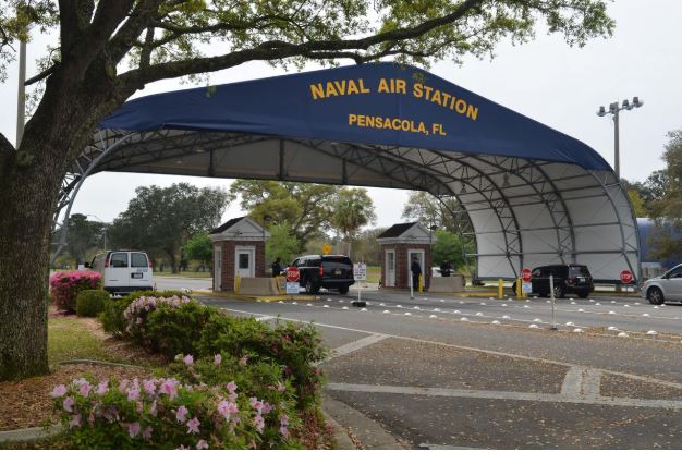 مدخل قاعدة بينساكولا الجوية التابعة لسلاح البحرية الأمريكي. صورة من أرشيف رويترز. (صورة لرويترز من البحرية الأمريكية)
